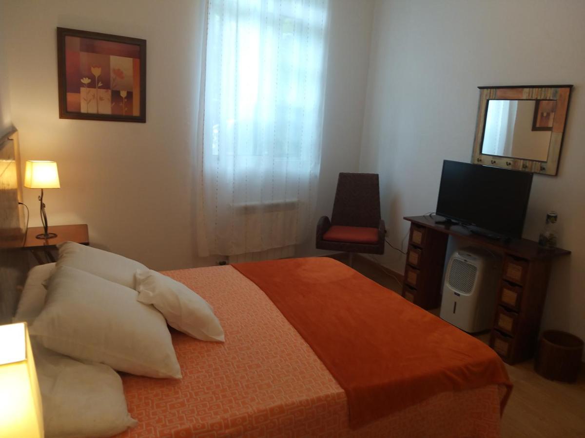 Apartamento Con Pequeno Jardin En El Centro Ferrol Bagian luar foto